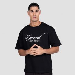 Koszulka męska fitness oversize czarna Earned. Czarne koszulki sportowe męskie GYMBEAM, m, bez wzorów, z bawełny, bez kołnierzyka, bez ramiączek, na fitness i siłownię. Za 88.90 zł.