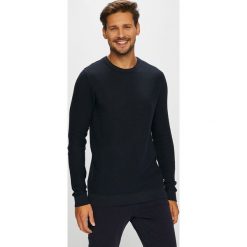 Jack & Jones - Sweter. Czarne swetry przez głowę męskie Jack & Jones, z bawełny, z okrągłym kołnierzem. W wyprzedaży za 99.90 zł.