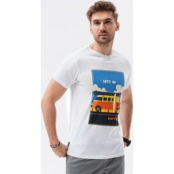 T-shirt męski z nadrukiem - biały V8A. Białe t-shirty męskie Ombre Clothing, m, bez wzorów, z bawełny, klasyczne, bez kołnierzyka. W wyprzedaży za 29.99 zł.