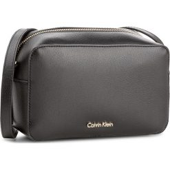 Torebka CALVIN KLEIN BLACK LABEL - Frame Camera Bag K60K603980 001. Listonoszki damskie marki Calvin Klein Black Label. W wyprzedaży za 289.00 zł.