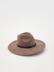 Wełniany kapelusz z paskiem - ciemnobrązowy. Brązowe czapki i kapelusze damskie Reserved, bez wzorów, z wełny. W wyprzedaży za 79.99 zł.