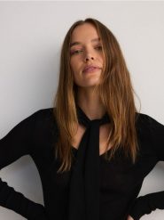 Sweter z wiskozą - czarny. Czarne swetry damskie Reserved, l, bez wzorów, z dzianiny, bez kołnierzyka, bez ramiączek, bez kaptura. W wyprzedaży za 49.99 zł.