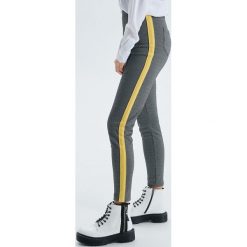 Spodnie slim z lampasem - Czarny. Spodnie materiałowe damskie marki Cropp. Za 69.99 zł.