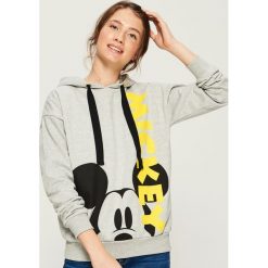 Bluza z nadrukiem Mickey Mouse - Jasny szar. Szare bluzy damskie Sinsay, z motywem z bajki. Za 69.99 zł.