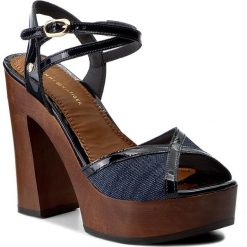 Sandały TOMMY HILFIGER - Paige 1C1 FW0FW00899 Denim 404. Klapki damskie marki Tommy Hilfiger. W wyprzedaży za 359.00 zł.