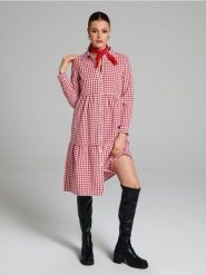 Sukienka w kratę z długim rękawem - czerwony. Czerwone sukienki damskie Sinsay, na co dzień, l, bez wzorów, z materiału, eleganckie, bez kołnierzyka, bez ramiączek, proste. Za 49.99 zł.