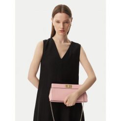 Torebka Tommy Hilfiger. Czerwone torebki do ręki damskie Tommy Hilfiger, bez wzorów, wizytowe, bez dodatków. Za 529.99 zł.