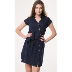 Granatowa Sukienka Subtle. Sukienki damskie Born2be, na co dzień, l, z aplikacjami, eleganckie, z asymetrycznym kołnierzem, bez ramiączek, mini, asymetryczne. Za 79.99 zł.