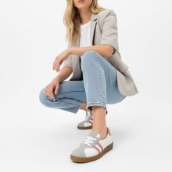 Trampki damskie Armodo, sznurowana konstrukcja z kontrastowymi paskami po bokach i klasycznym noskiem, białe, n1341-139/444/1236. Szare trampki i tenisówki damskie Armodo, bez wzorów, klasyczne, bez zapięcia. Za 359.00 zł.