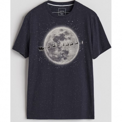 T-shirt ze świątecznym nadrukiem - Granatowy. Niebieskie t-shirty męskie Reserved, z nadrukiem. Za 49.99 zł.