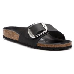 Klapki Birkenstock. Czarne klapki damskie Birkenstock, bez wzorów, bez obcasa. Za 599.99 zł.