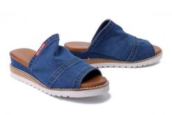 ARTIKER RELAKS 54C0203 jeans, klapki damskie. Niebieskie klapki damskie Artiker Relaks, bez wzorów, z jeansu, bez obcasa, na koturnie. Za 137.94 zł.