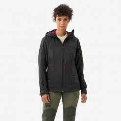 Kurtka turystyczna damska MT900 Softshell. Zielone kurtki damskie FORCLAZ, s, bez wzorów, z materiału, bez kaptura. Za 349.99 zł.