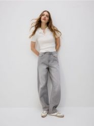 Bluzka z kołnierzem polo - złamana biel. Bluzki damskie Reserved, l, bez wzorów, z dzianiny, bez kołnierzyka, bez ramiączek. W wyprzedaży za 49.99 zł.