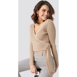 NA-KD Kopertowy sweter w prążki - Beige. Swetry damskie marki NA-KD. Za 161.95 zł.