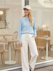 Ażurowy sweter z bawełną - błękitny. Niebieskie swetry damskie Sinsay, l, w ażurowe wzory, z bawełny, bez kołnierzyka, bez ramiączek, bez kaptura. Za 49.99 zł.