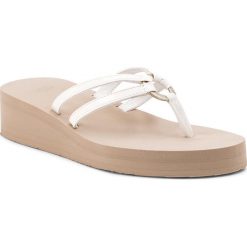 Japonki UGG - W Sandie 1019875 W/Wht. Białe klapki damskie UGG, z aplikacjami, z materiału, bez obcasa, bez zapięcia. W wyprzedaży za 179.00 zł.
