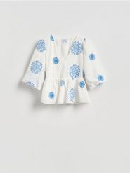Bluzka z baskinką - biały. Białe bluzki damskie Reserved, l, bez wzorów, z bawełny, klasyczne, bez kołnierzyka, bez ramiączek. Za 149.99 zł.
