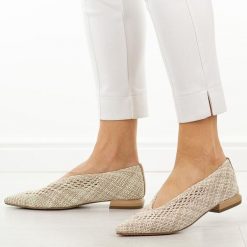 Beżowe przewiewne półbuty damskie T.Sokolski 135. Brązowe półbuty damskie Sokolski, na lato, w ażurowe wzory, z jeansu, biznesowe, bez obcasa, na obcasie, bez zapięcia. Za 199.00 zł.