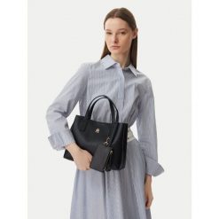 Torebka Tommy Hilfiger. Czarne torebki do ręki damskie Tommy Hilfiger, bez wzorów, klasyczne, bez dodatków. Za 649.99 zł.