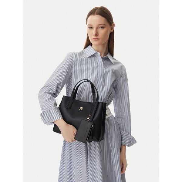 Torebka Tommy Hilfiger. Czarne torebki do ręki damskie Tommy Hilfiger, bez wzorów, klasyczne, bez dodatków. Za 649.99 zł.