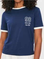 Koszulka z nadrukiem - granatowy. Niebieskie t-shirty damskie Sinsay, l, bez wzorów, bez kołnierzyka. Za 19.99 zł.