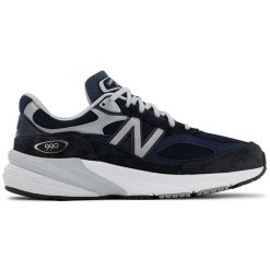 Buty damskie New Balance W990NV6 – granatowe. Niebieskie obuwie sportowe damskie New Balance, bez wzorów, z gumy. Za 1,249.99 zł.