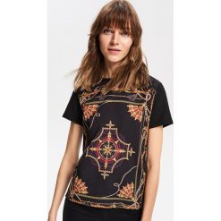 T-shirt z nadrukiem w łańcuchy - Czarny. T-shirty damskie Reserved. W wyprzedaży za 29.99 zł.