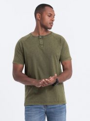 T-shirt męski z dekoltem henley - ciemnooliwkowy V4. Zielone kurtki męskie Ombre Clothing, m, bez wzorów, z bawełny, wizytowe, bez kołnierzyka. Za 149.99 zł.