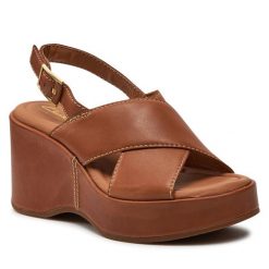 Sandały Clarks. Brązowe klapki damskie Clarks, bez wzorów, bez obcasa, na koturnie, bez zapięcia. Za 679.99 zł.