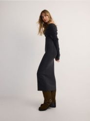 Sukienka midi z domieszką wełny - szary. Szare sukienki damskie Reserved, l, bez wzorów, z dzianiny, bez kołnierzyka, bez ramiączek, midi, dopasowane. W wyprzedaży za 119.99 zł.