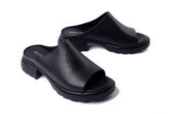 BOCCATO 020.1064 01 t syh black, klapki damskie. Czarne klapki damskie Boccato, bez wzorów, bez obcasa, na obcasie. Za 284.90 zł.