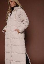 Jasnobeżowa Prosta Kurtka z Pikowanymi Przeszyciami i Kapturem Acaite. Brązowe kurtki damskie Renee, l, bez wzorów, z jeansu. Za 259.99 zł.