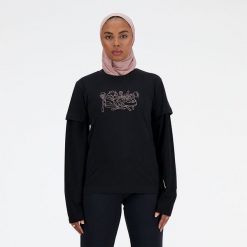 Koszulka damska New Balance WT41912BK – czarna. Czarne koszulki sportowe damskie New Balance, s, bez wzorów, z bawełny, bez kołnierzyka, bez ramiączek. Za 49.99 zł.