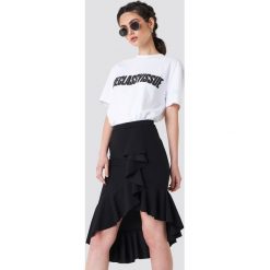 Boohoo Spódnica z krepy z falbanką - Black. Czarne spódnice damskie marki Boohoo, bez wzorów, z tkaniny. Za 80.95 zł.