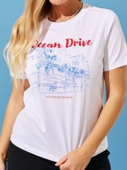 Koszulka z nadrukiem wakacyjnym - biały. Białe t-shirty damskie Sinsay, l, bez wzorów, wakacyjne, bez kołnierzyka. W wyprzedaży za 12.99 zł.