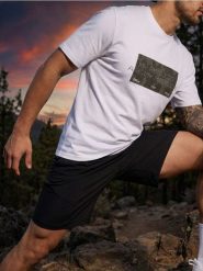 Koszulka z krótkim rękawem slim fit - biały. Białe koszulki sportowe męskie Sinsay, l, bez wzorów, bez kołnierzyka, bez ramiączek. Za 25.99 zł.