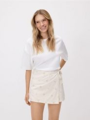 Spódnico-szorty z haftem - złamana biel. Szorty damskie Reserved, bez wzorów, z bawełny. Za 119.99 zł.