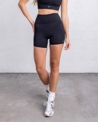 Szorty Essential Sporty - Czarny. Czarne szorty sportowe damskie JOY STUDIO, m, bez wzorów, z materiału, sportowe, z podwyższonym stanem, na fitness i siłownię. Za 168.00 zł.