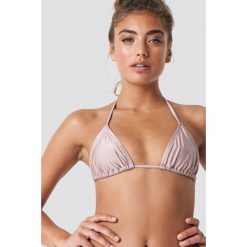 NA-KD Swimwear Góra bikini Shiny Triangle - Pink. Bikini damskie marki NA-KD Swimwear. W wyprzedaży za 20.47 zł.