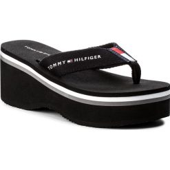 Japonki TOMMY HILFIGER - Flatform Beach Sanda FW0FW03154 Black 990. Czarne klapki damskie Tommy Hilfiger, bez wzorów, z materiału, bez obcasa, na obcasie, bez zapięcia. W wyprzedaży za 179.00 zł.