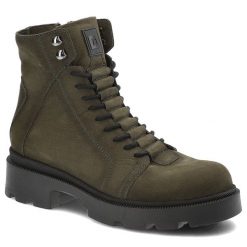 Zielone Botki Nessi Stylowe Obuwie Damskie Ze Skóry Naturalnej Nubuk. Zielone botki damskie Nessi, na wiosnę, z nubiku, eleganckie, bez obcasa, bez zapięcia. Za 469.00 zł.