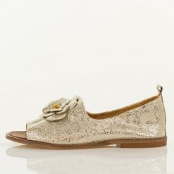 Złote n11 skórzane Polskie sandały damskie z zakrytą piętą Deoni D487A. Żółte sandały damskie Deoni, z aplikacjami, z jeansu, bez obcasa, na płaskiej podeszwie, bez zapięcia. Za 449.00 zł.