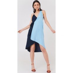 NA-KD Asymetryczna sukienka kopertowa - Blue. Niebieskie sukienki damskie NA-KD, z asymetrycznym kołnierzem. W wyprzedaży za 38.99 zł.