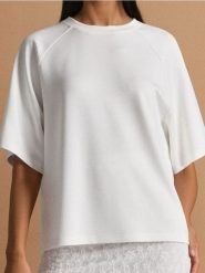 Bluza z domieszką wiskozy - kremowy. Białe bluzy damskie Sinsay, l, bez wzorów, z dzianiny, bez kaptura. Za 39.99 zł.