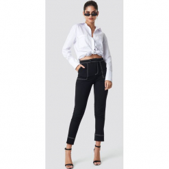 NA-KD Trend Spodnie z kontrastowymi szwami - Black. Czarne spodnie materiałowe damskie NA-KD Trend. Za 181.95 zł.