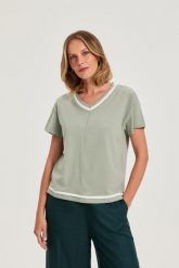 Bluzka z dekoltem w serek oliwkowa. Zielone bluzki damskie MOODO, bez wzorów, z bawełny, bez kołnierzyka, bez ramiączek. Za 54.99 zł.