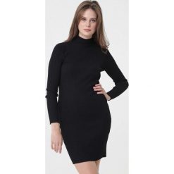 Czarna Sukienka Inch. Czarne sukienki damskie Born2be, na jesień, s, bez wzorów, z dzianiny, eleganckie, bez kołnierzyka, bez ramiączek, mini, dopasowane. Za 99.99 zł.