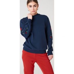 NA-KD Bluza z wyszywanymi różami na rękawach - Blue. Niebieskie bluzy damskie NA-KD. W wyprzedaży za 66.98 zł.