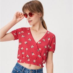 Kopertowa koszulka w kwiaty - Czerwony. T-shirty damskie marki Sinsay. Za 29.99 zł.